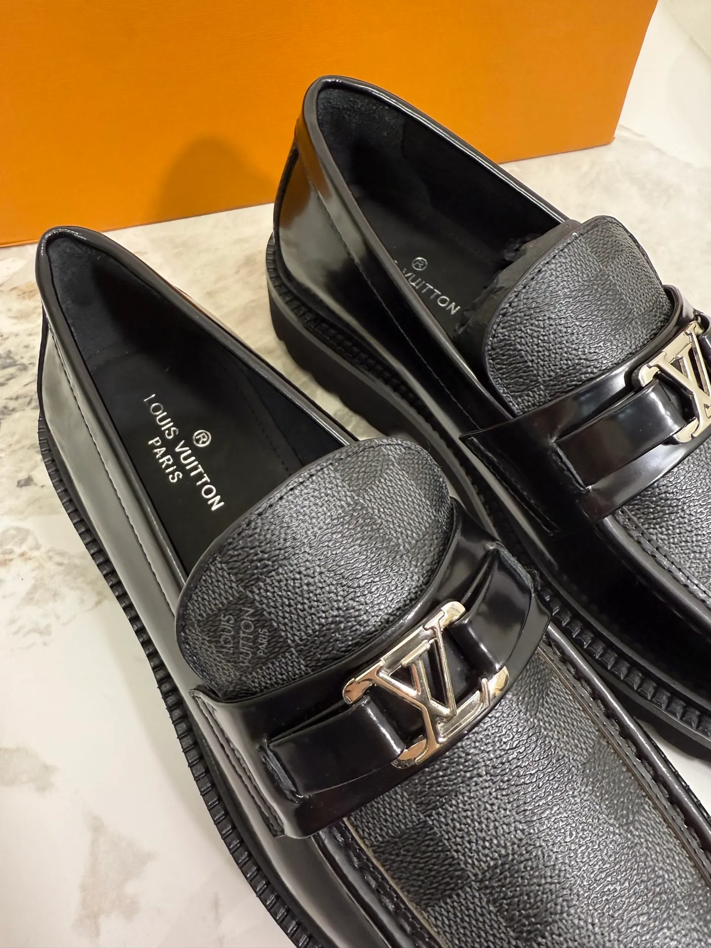 [L Family] Top P: 800💰 ▪️Size: 39-44 (38.45 custom-made) The top male god leather shoes Lv series are sold at the same time with original factory configuration, original cowhide fabric imported from Italy, soft and comfortable, imported water-dyed cow lining, soles: original ultra-light French foam outsole super comfortable, original factory with single goods 🔍🔍high quality, can be entered and exited at will, welcome to compare and synchronize.